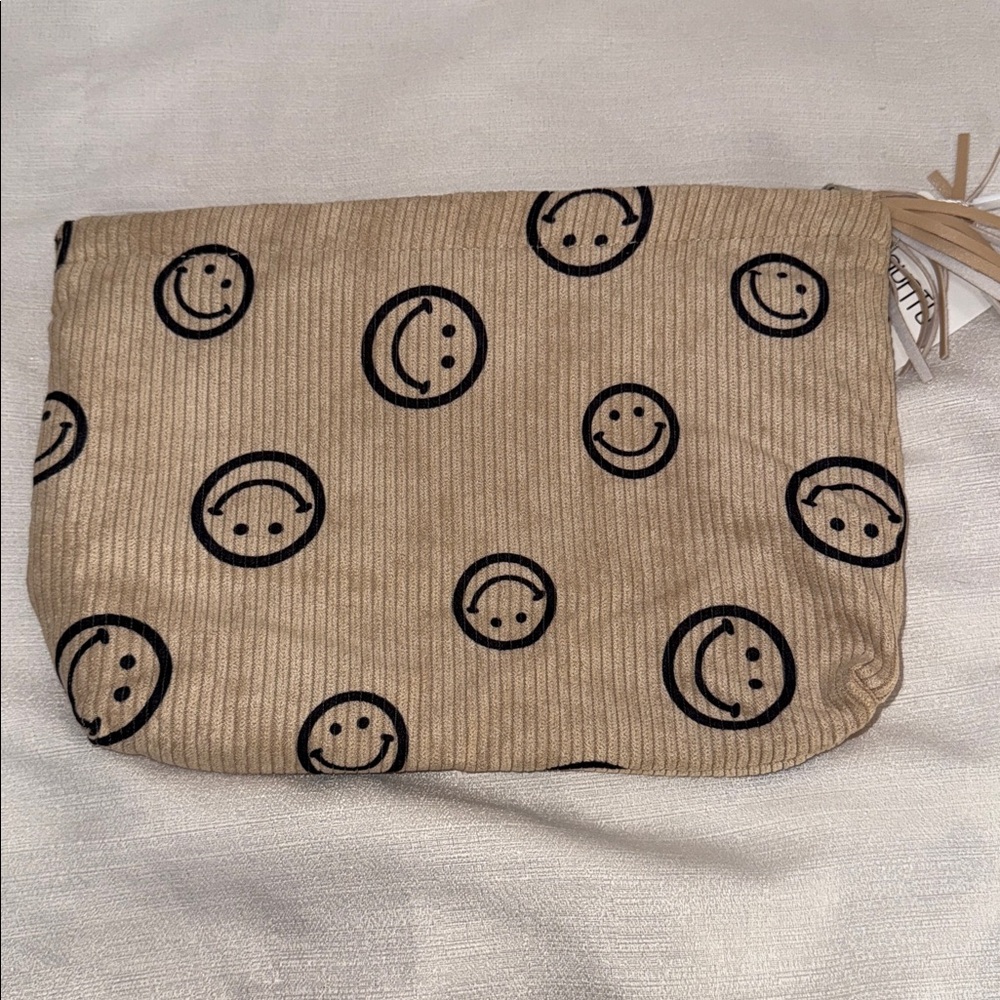 BOYATU Smiley Face Beauty Bag - Picture 3 of 8